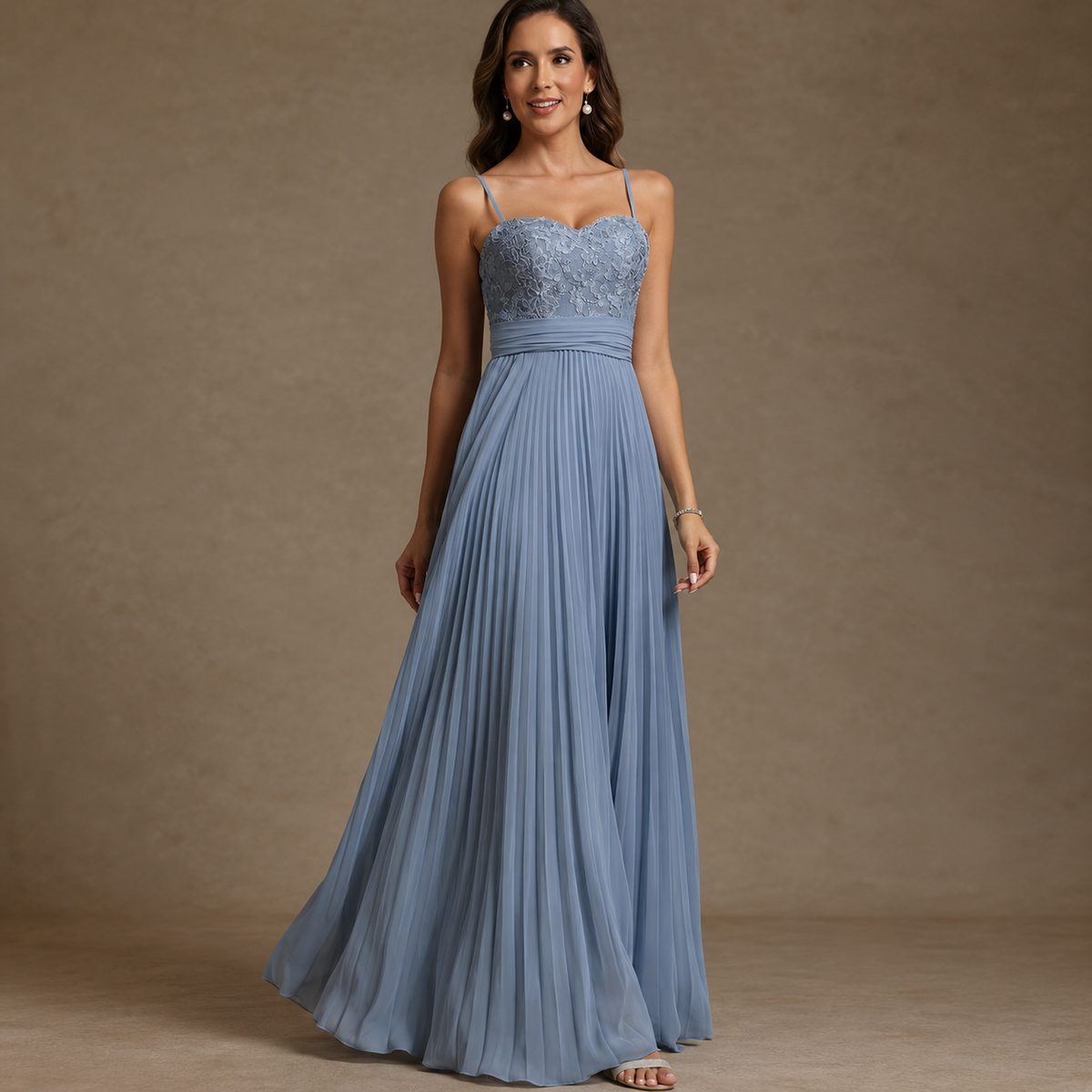 Adriana | Vestido largo plisado con escote de encaje en azul empolvado