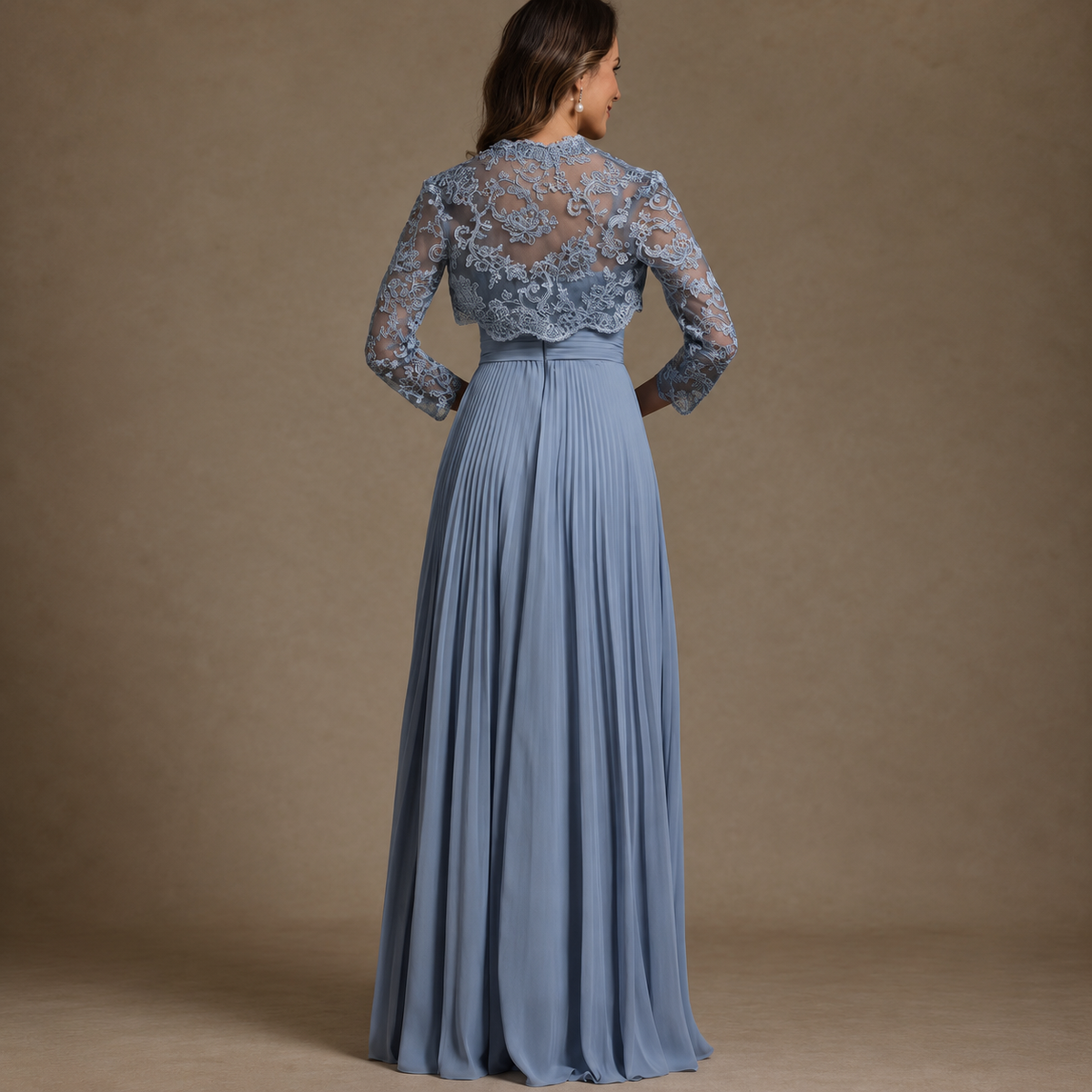 Adriana | Vestido largo plisado con escote de encaje en azul empolvado