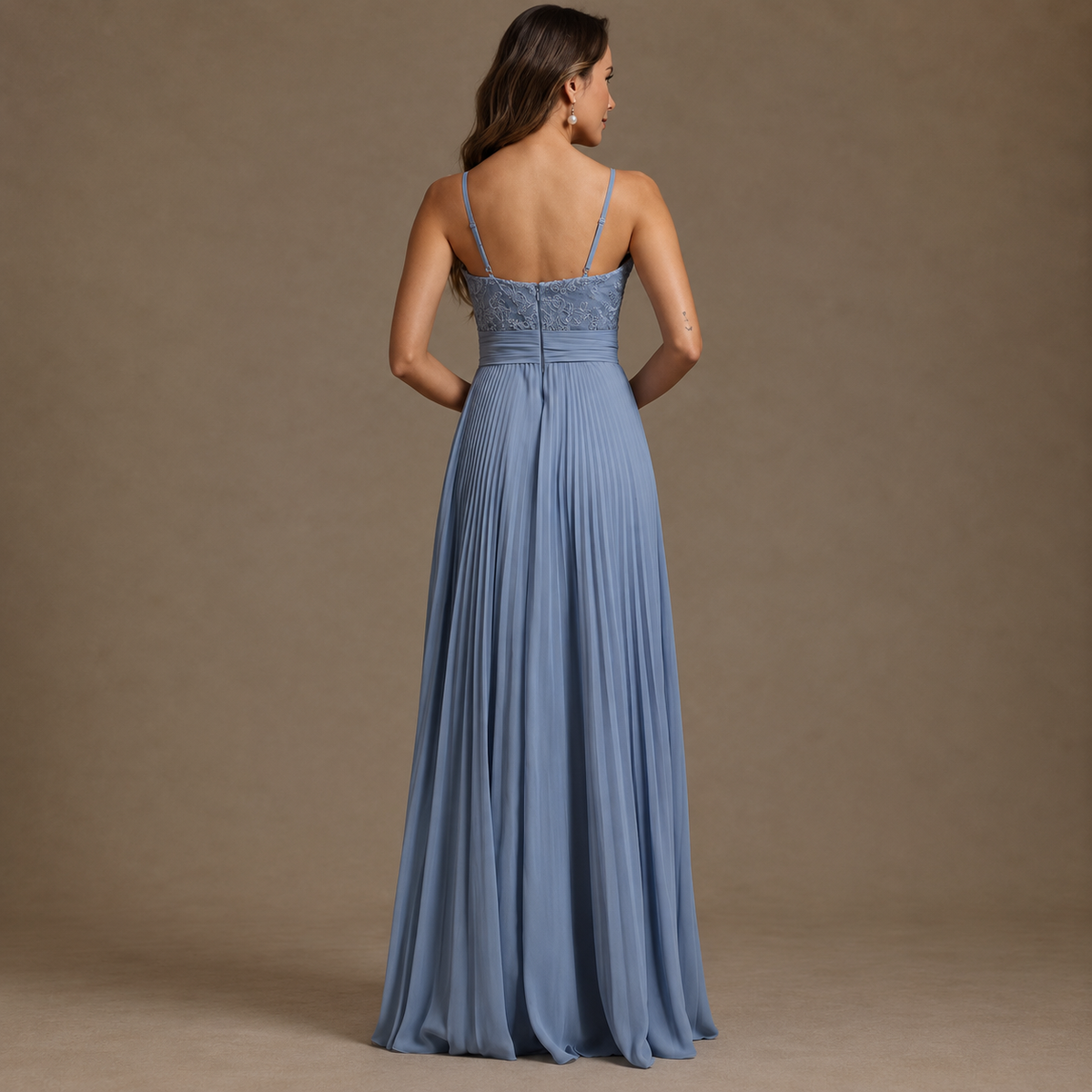 Adriana | Vestido largo plisado con escote de encaje en azul empolvado