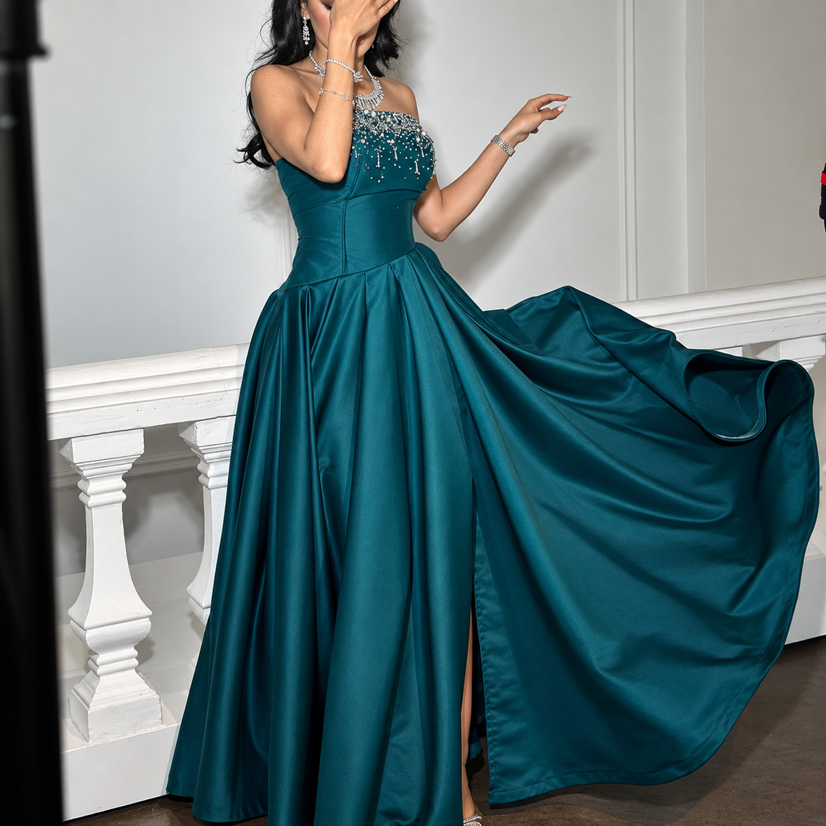 Reme | Vestido de Gala Verde Esmeralda con Pedrería – Estilo Princesa