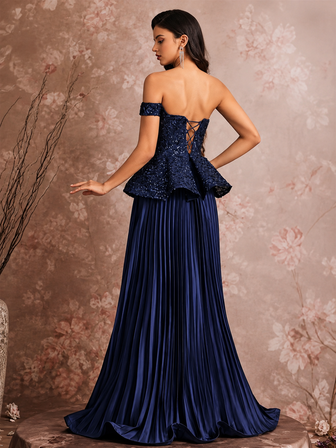 Hena | Vestido largo de fiesta escote palabra de honor con lentejuelas y falda plisada en azul marino