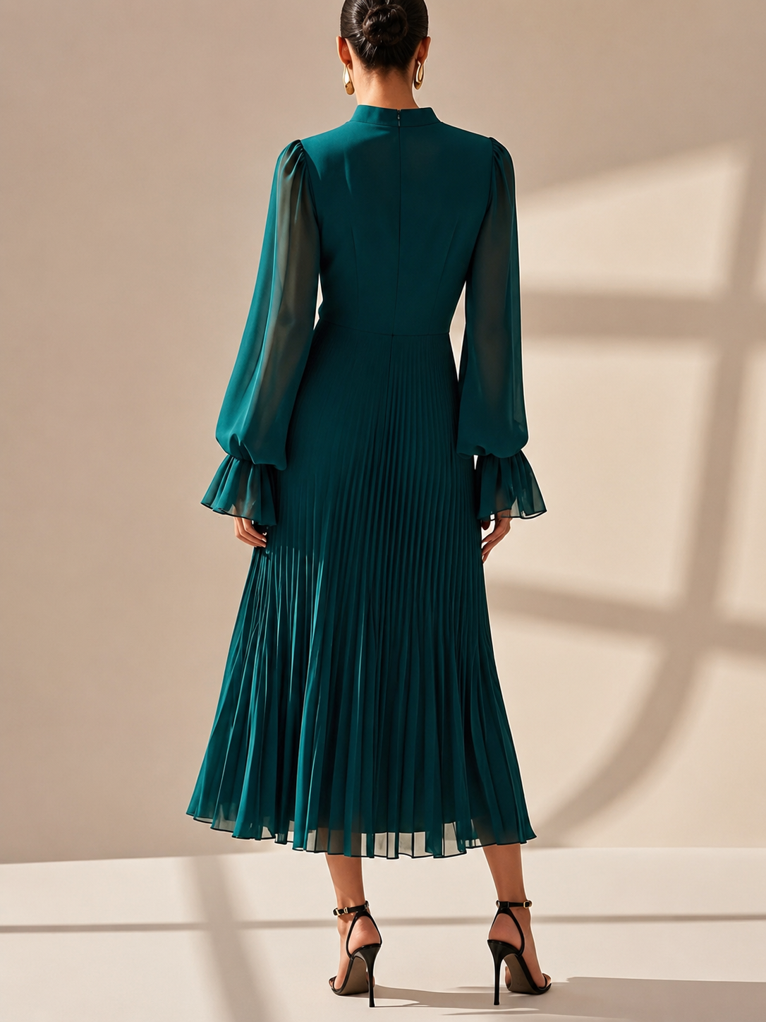 Almudena | Vestido midi plisado con cuello alto y falda de volantes asimétrica