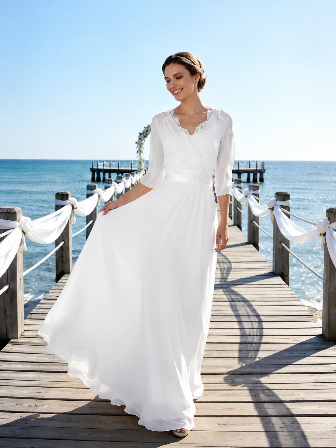 Marta | Vestido largo de novia con escote en V, encaje en las mangas y falda vaporosa