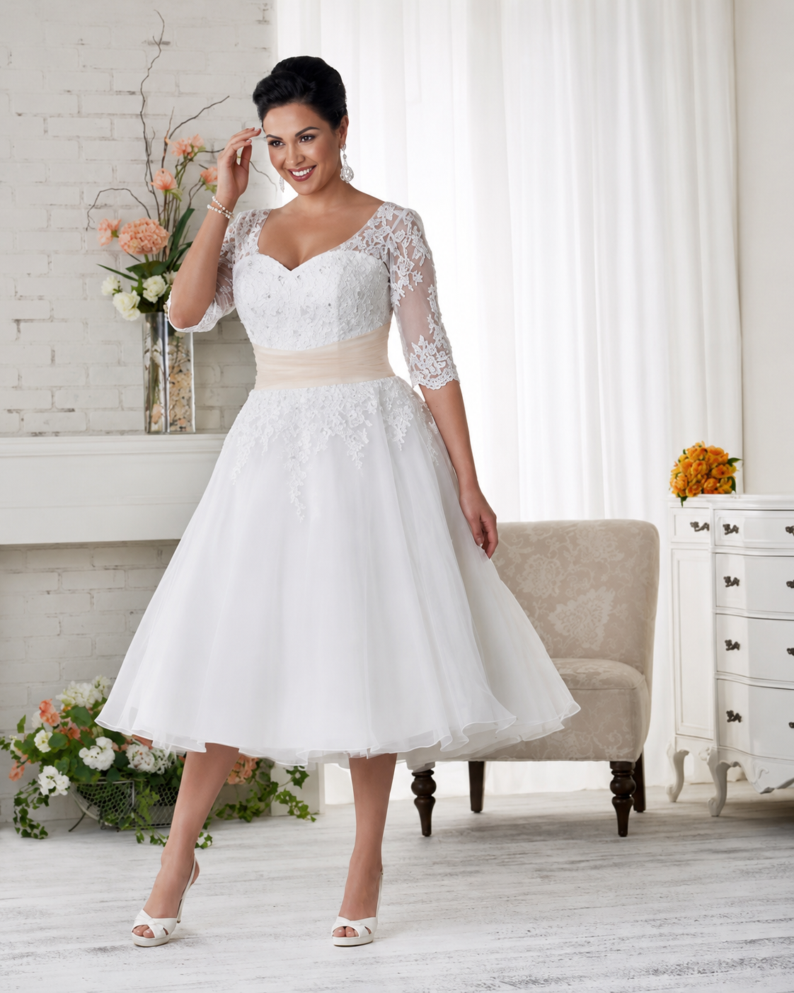 Lourdes | Vestido de novia corto de encaje con mangas tres cuartos y cinturón champán