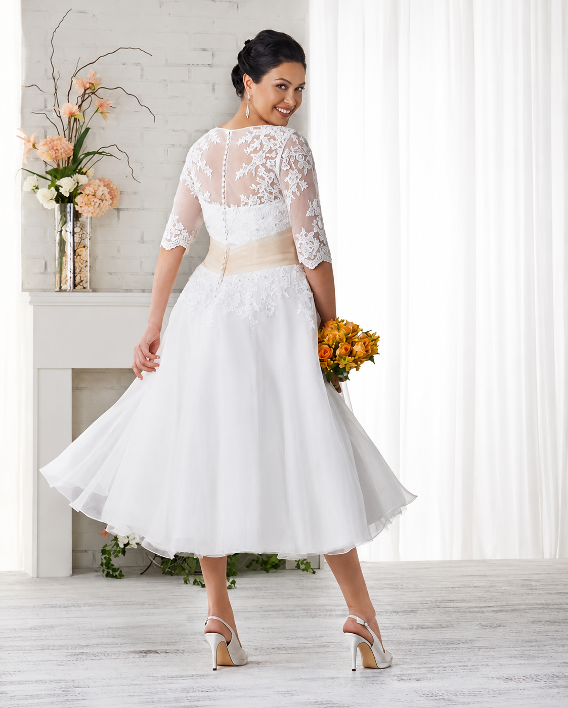 Lourdes | Vestido de novia corto de encaje con mangas tres cuartos y cinturón champán