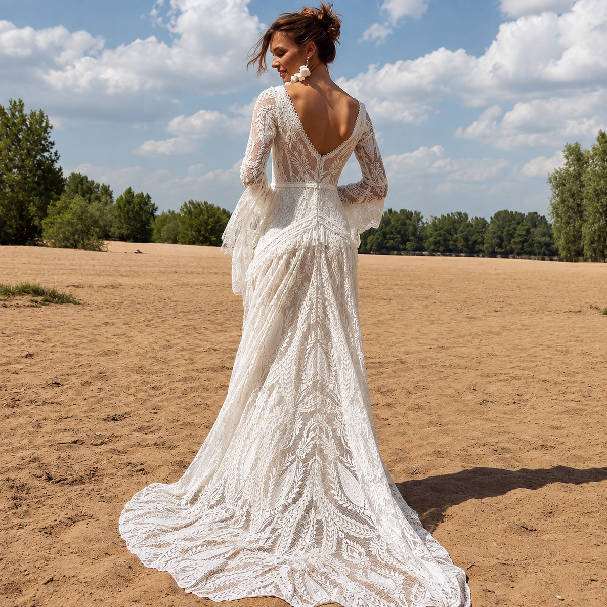 Ángela | Vestido de novia boho de encaje total con mangas campana y espalda en V