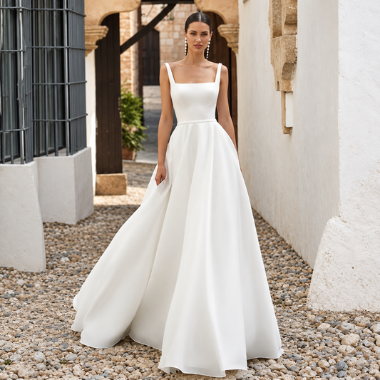 Lila | Vestido de novia minimalista de tirantes anchos con espalda cuadrada