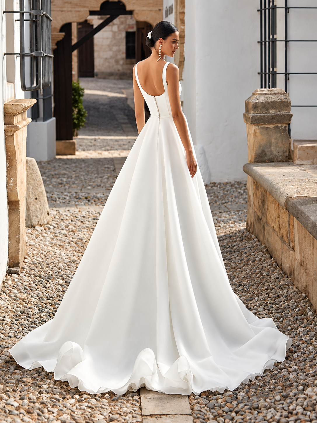 Lila | Vestido de novia minimalista de tirantes anchos con espalda cuadrada