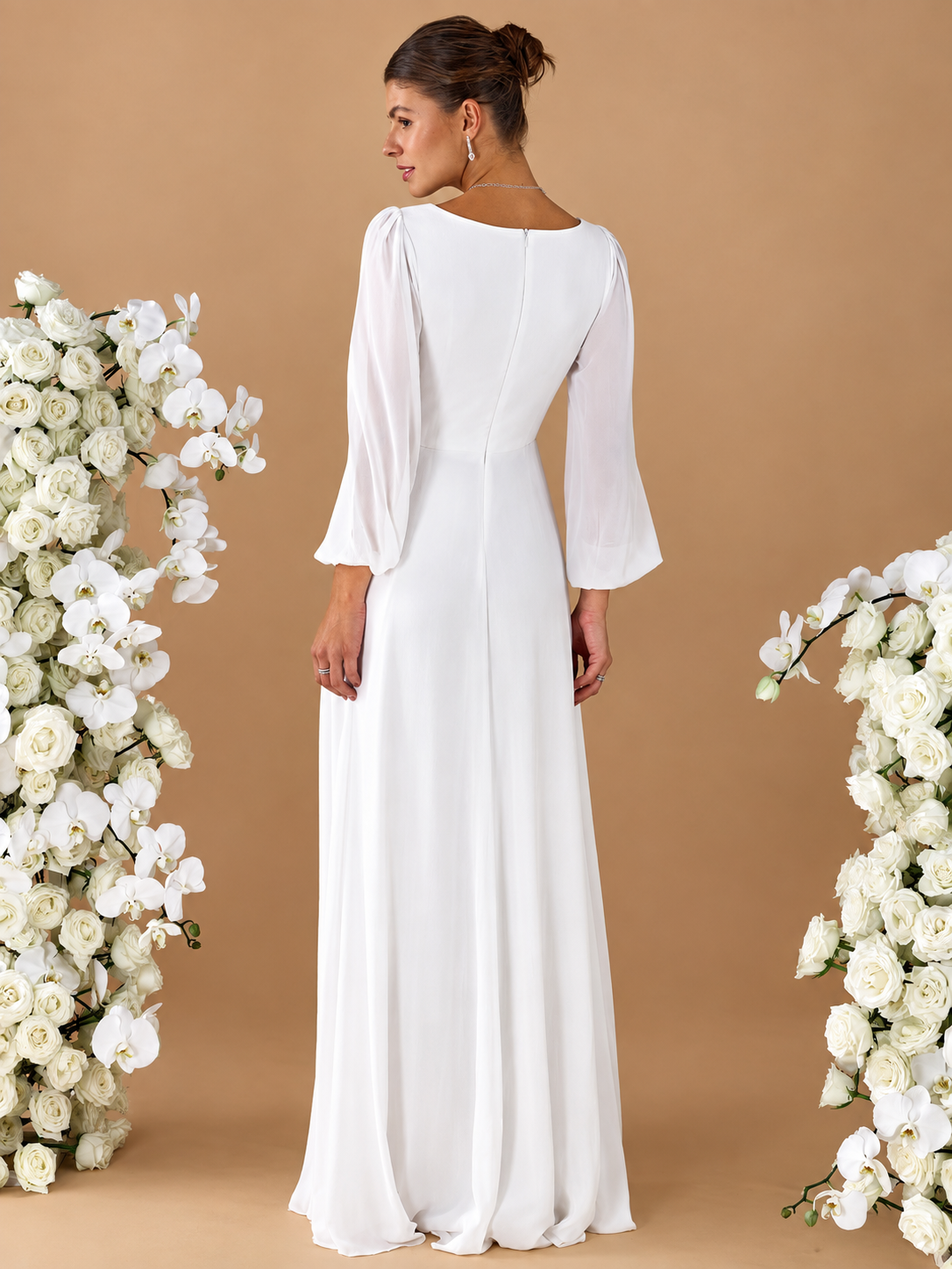 Amalia | Vestido de novia largo cruzado con mangas abullonadas y aplique floral en la cintura