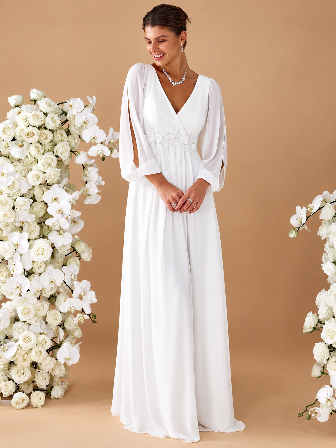 Amalia | Vestido de novia largo cruzado con mangas abullonadas y aplique floral en la cintura