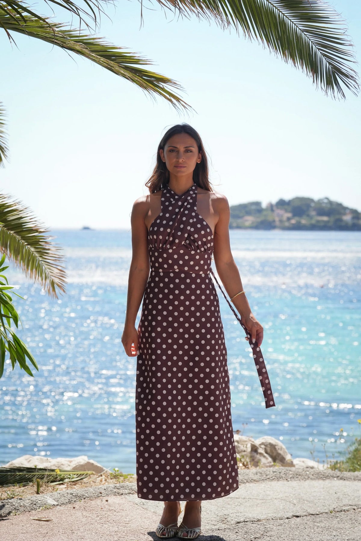 Allegra | Vestido Midi de Lunares con Cuello Holder y Lazada