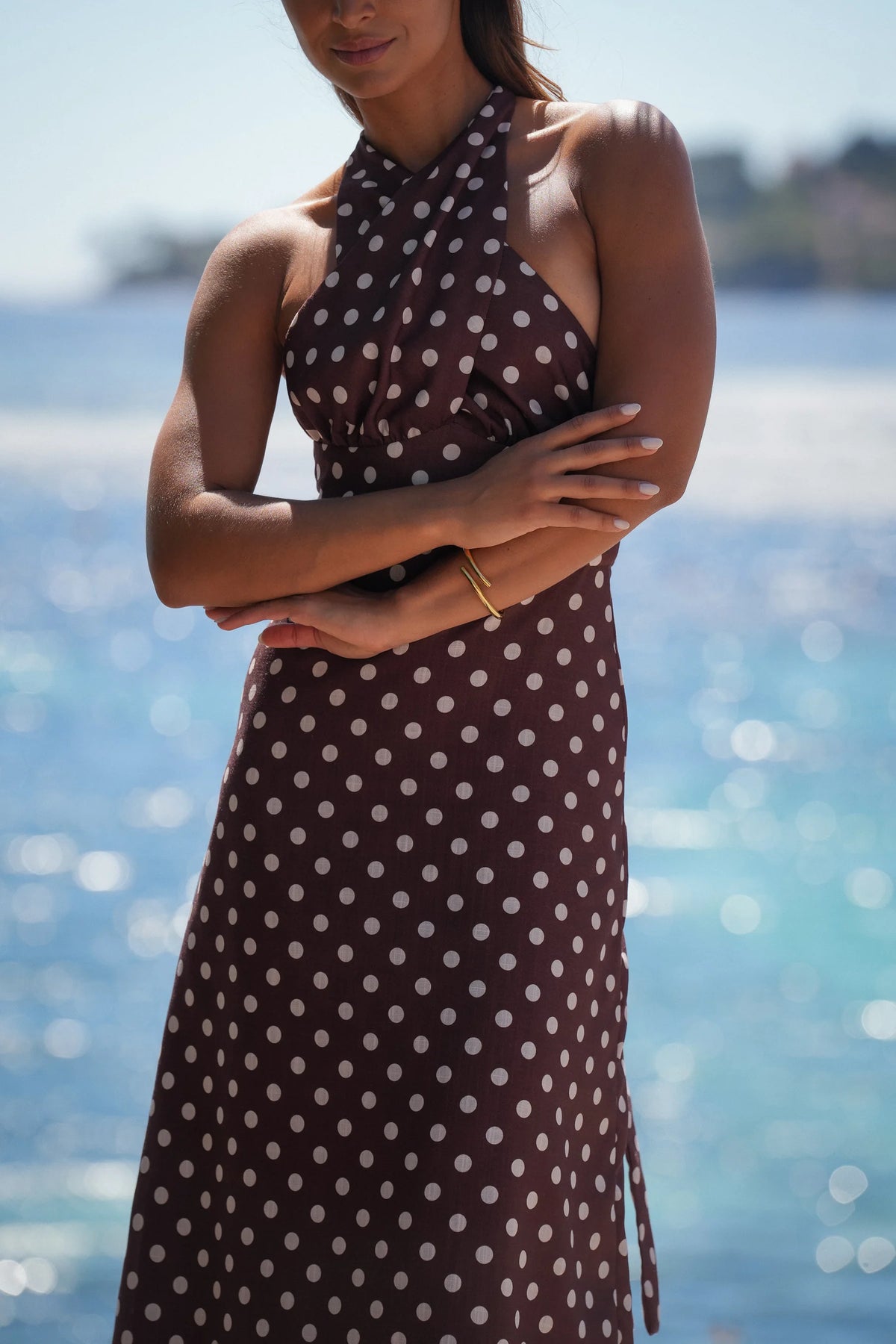 Allegra | Vestido Midi de Lunares con Cuello Holder y Lazada