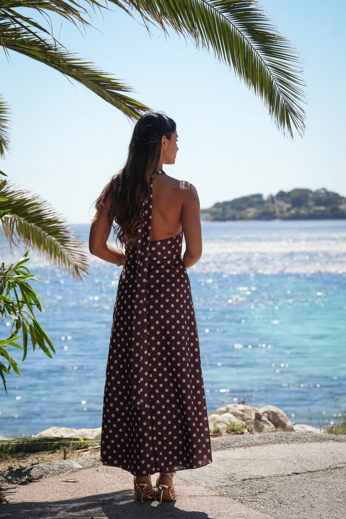 Allegra | Vestido Midi de Lunares con Cuello Holder y Lazada
