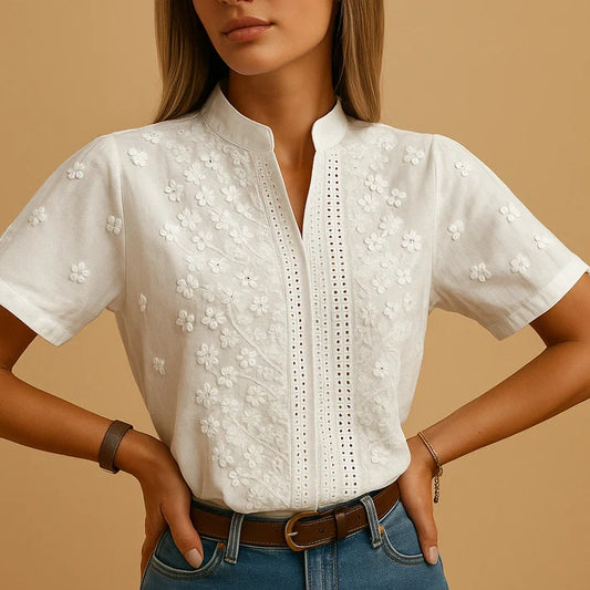 Aitana | Blusa blanca bordada con flores 3D – delicadeza artesanal