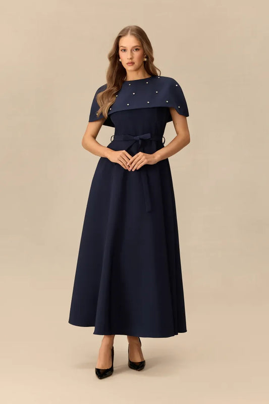 Cecilia | Vestido Midi Azul Marino con Capa de Perlas Extraíble