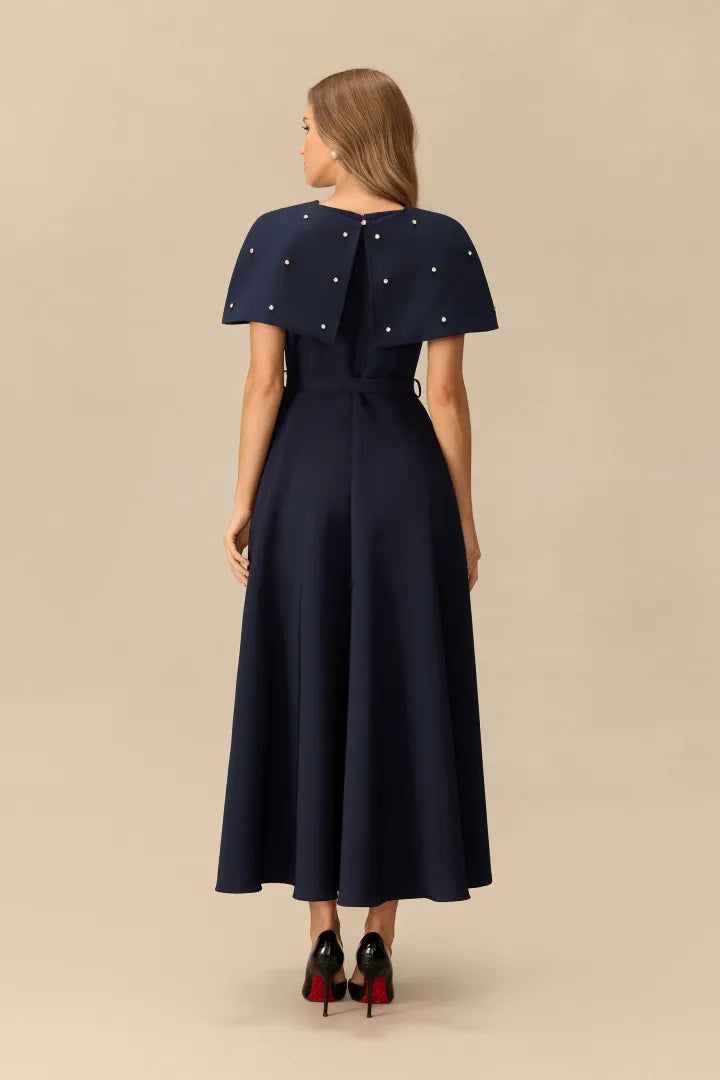 Cecilia | Vestido Midi Azul Marino con Capa de Perlas Extraíble