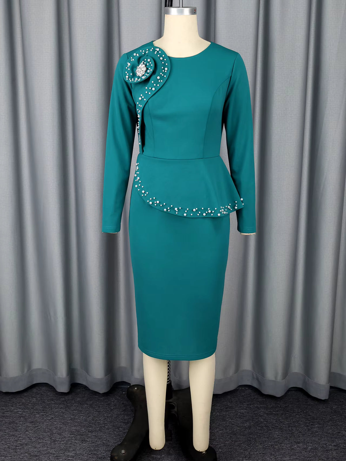 Leticia | Vestido Midi Entallado en Azul Turquesa con Detalle Joya y Peplum