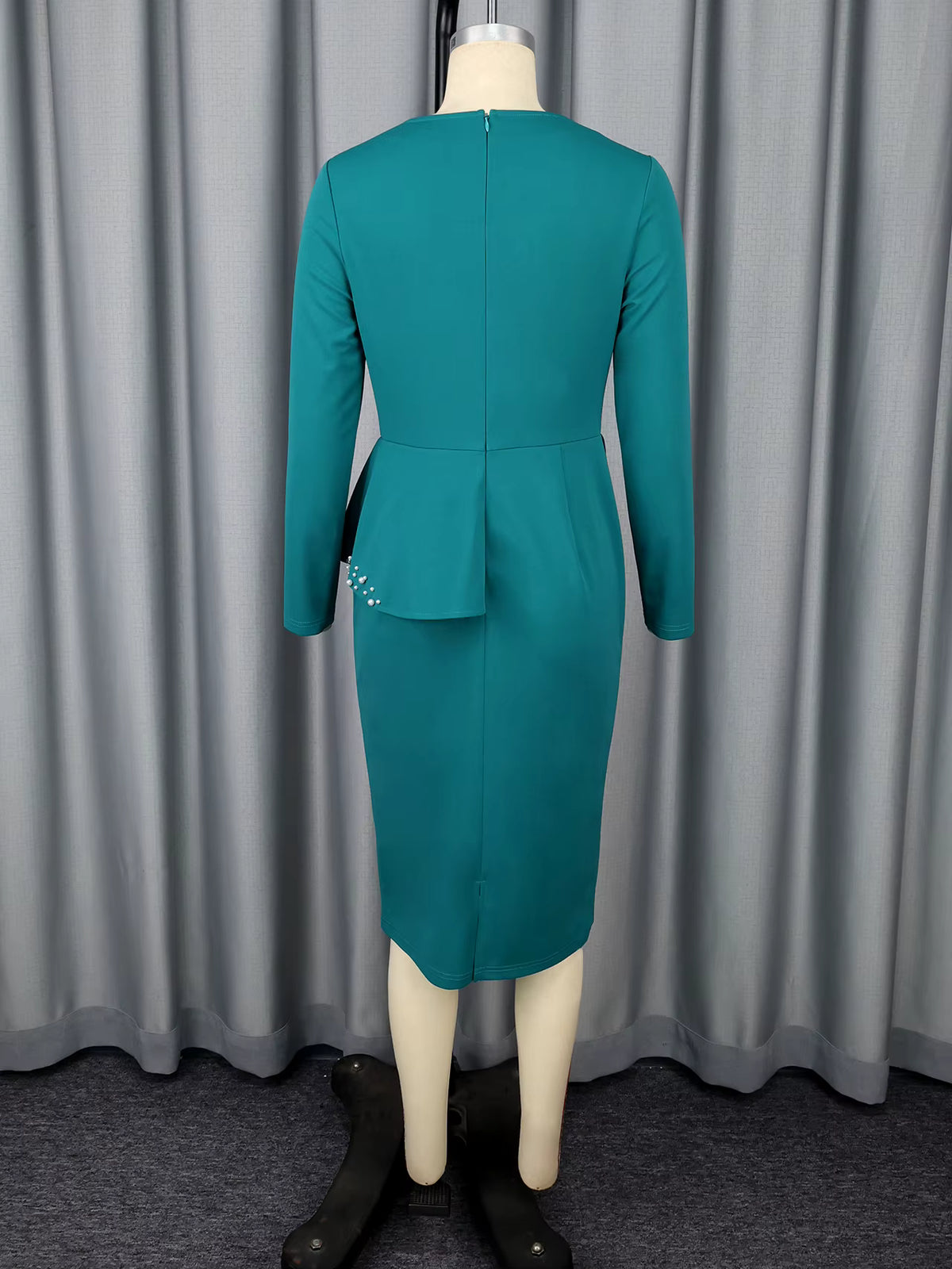 Leticia | Vestido Midi Entallado en Azul Turquesa con Detalle Joya y Peplum
