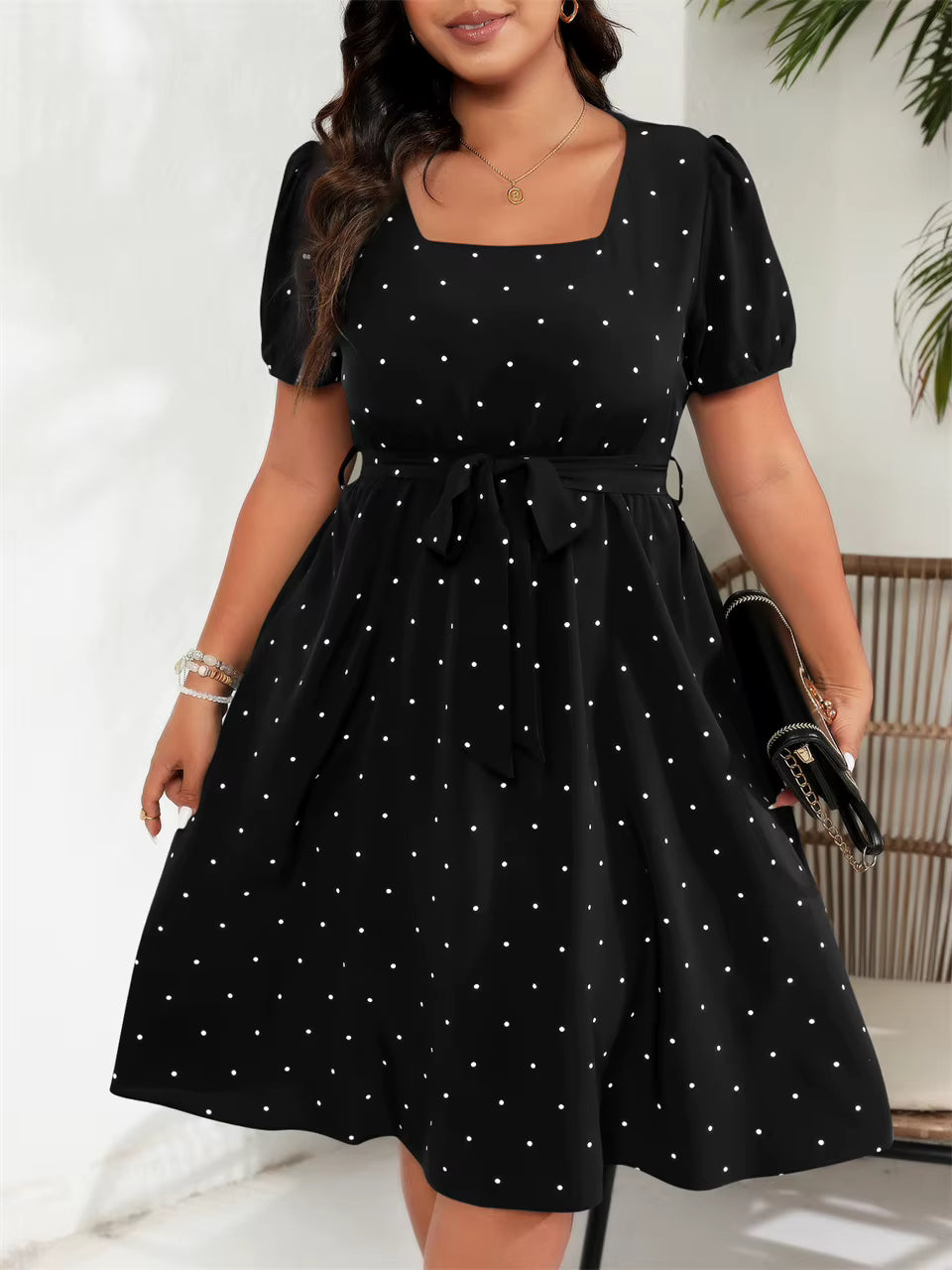 Lola | Vestido de Lunares con Escote Cuadrado y Cinturón