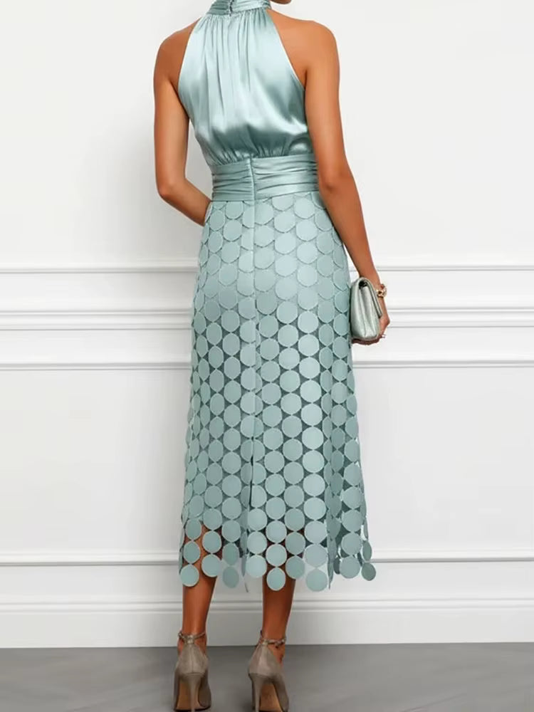 Olivia | Elegante con Cuello Halter, Cintura Drapeada y Falda Midi de Discos Texturizados