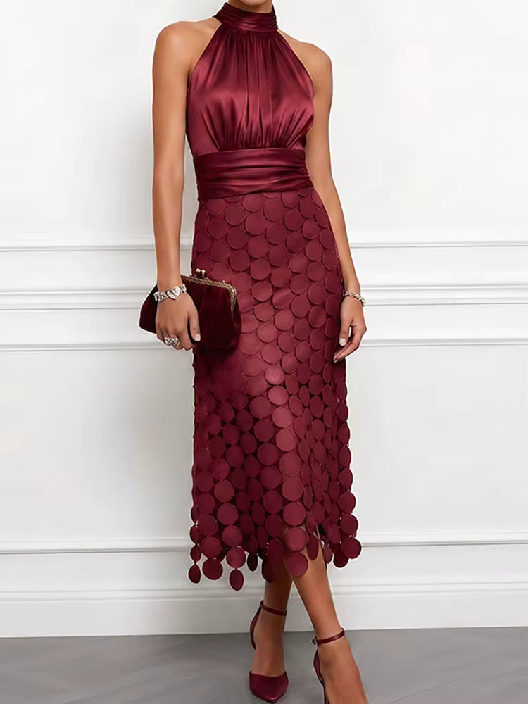 Olivia | Elegante con Cuello Halter, Cintura Drapeada y Falda Midi de Discos Texturizados