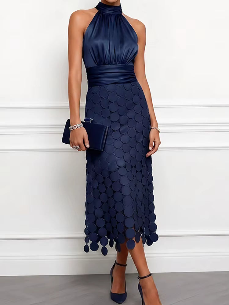 Olivia | Elegante con Cuello Halter, Cintura Drapeada y Falda Midi de Discos Texturizados
