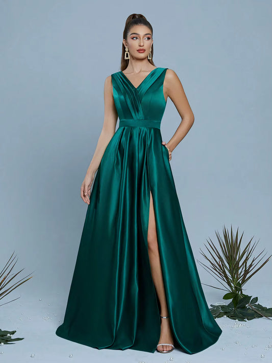 Rosana | Vestido largo de fiesta en satén verde esmeralda con escote V y abertura lateral