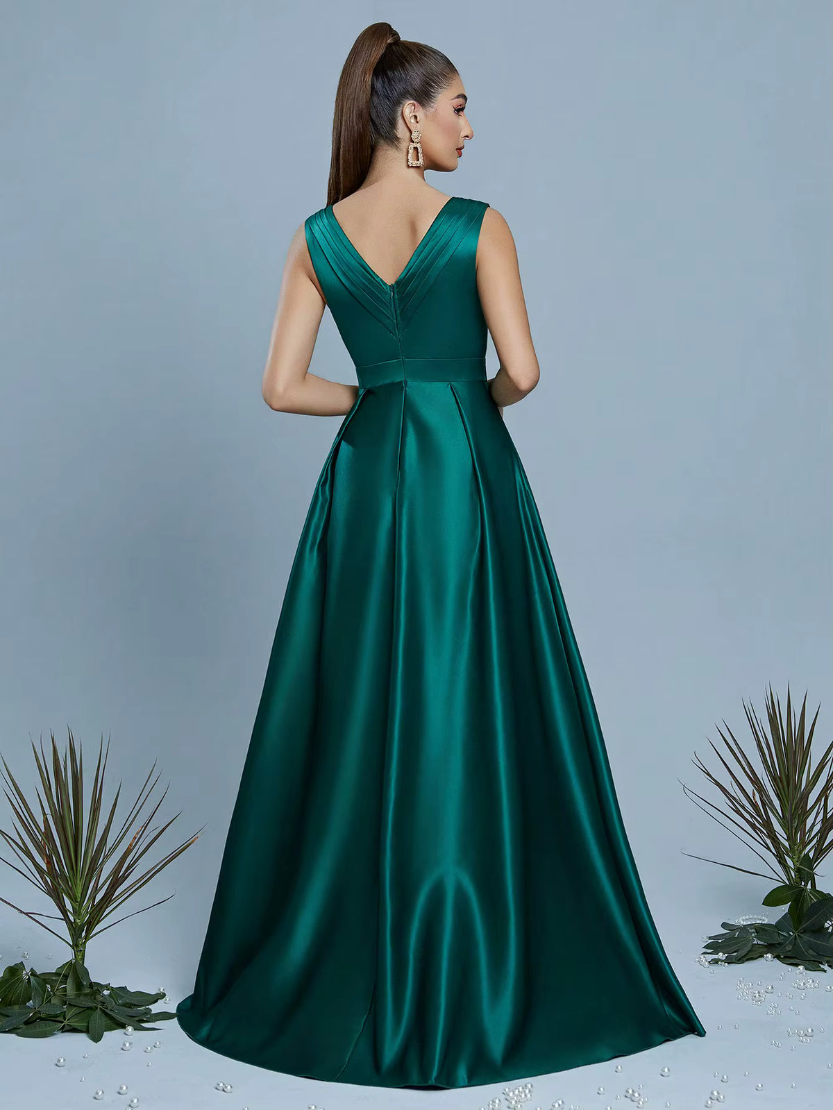 Rosana | Vestido largo de fiesta en satén verde esmeralda con escote V y abertura lateral