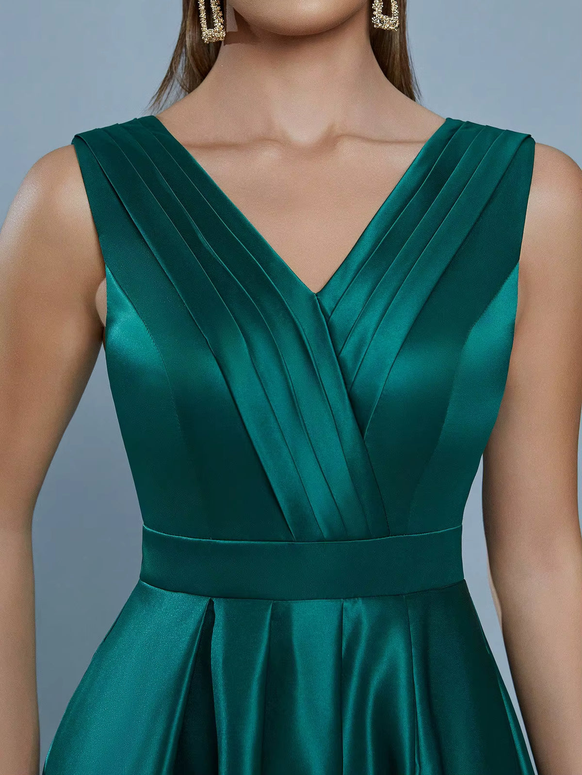 Rosana | Vestido largo de fiesta en satén verde esmeralda con escote V y abertura lateral