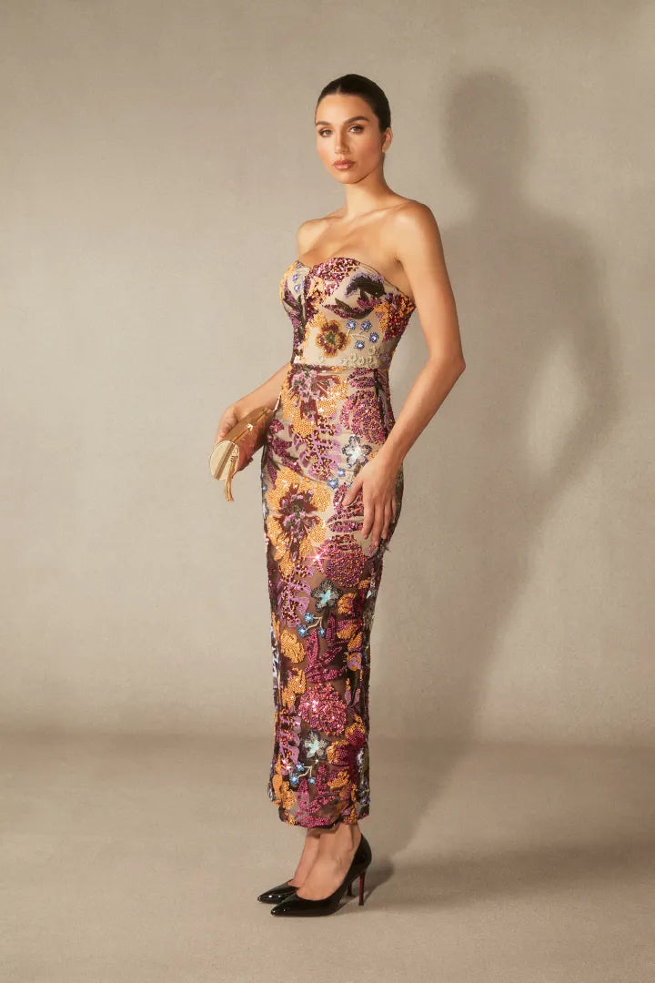 Tania | Vestido Midi Bordado Floral con Escote Corazón