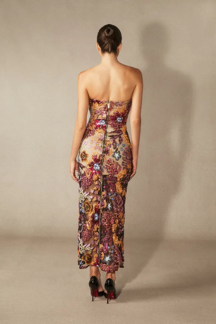 Tania | Vestido Midi Bordado Floral con Escote Corazón