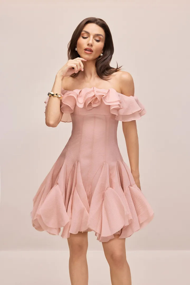 Tatiana | Vestido Corto Rosa Palo con Volumen y Volantes