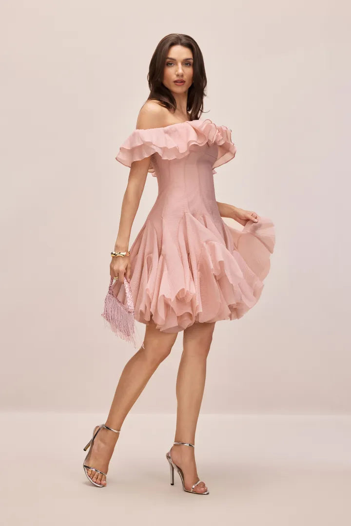Tatiana | Vestido Corto Rosa Palo con Volumen y Volantes