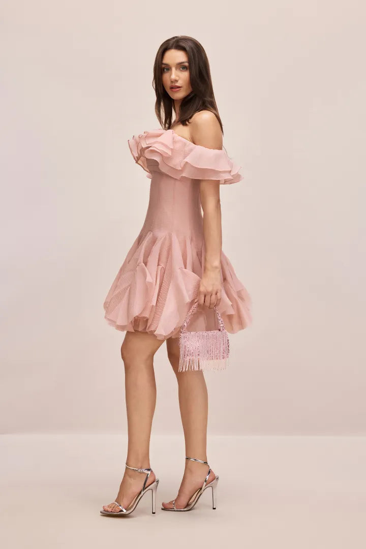 Tatiana | Vestido Corto Rosa Palo con Volumen y Volantes