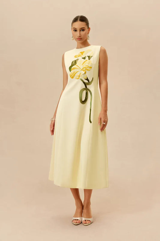 Ursula | Vestido Midi Amarillo Pastel con Flor Bordada