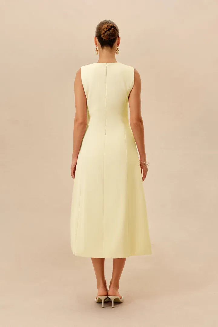 Ursula | Vestido Midi Amarillo Pastel con Flor Bordada