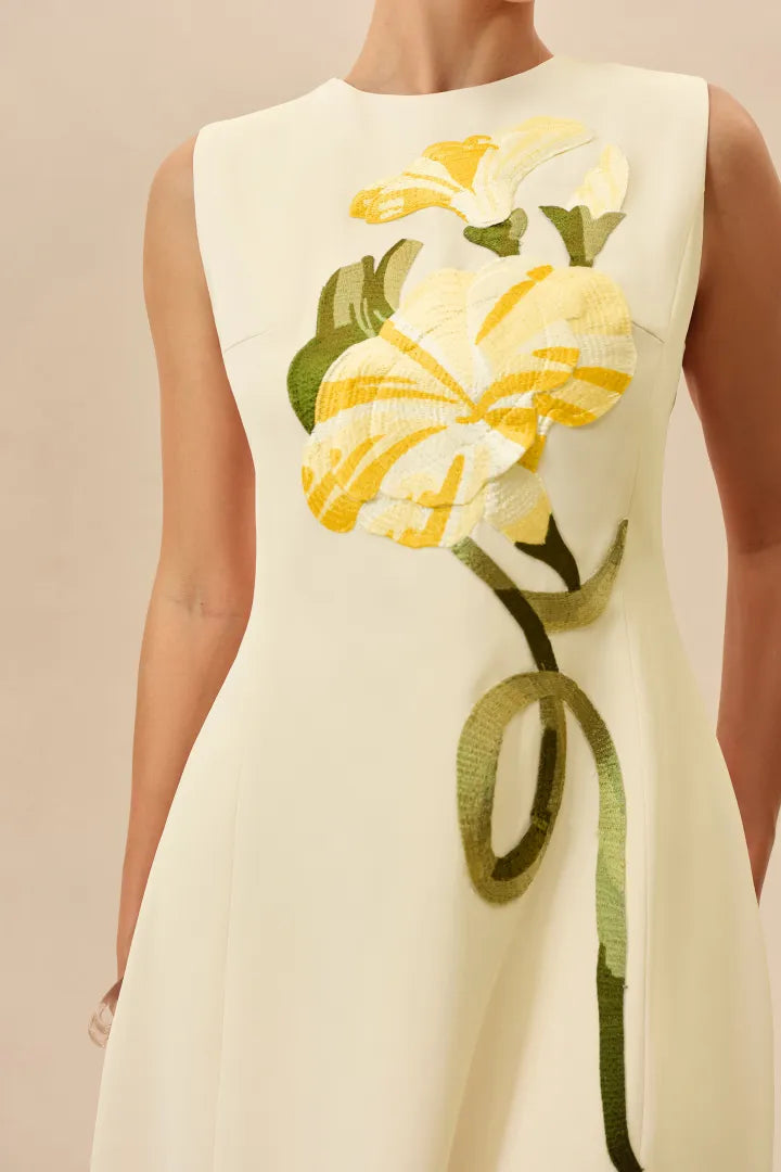Ursula | Vestido Midi Amarillo Pastel con Flor Bordada