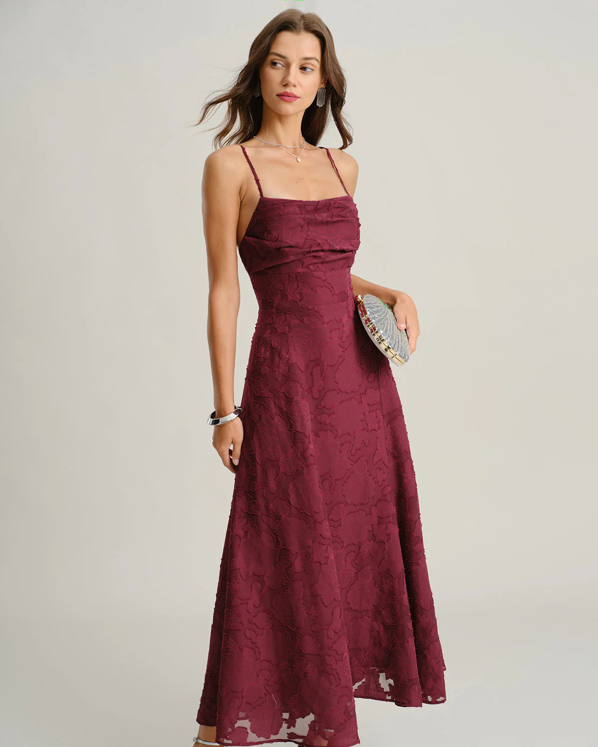 Paola | Vestido midi burdeos de tirantes con textura floral en relieve