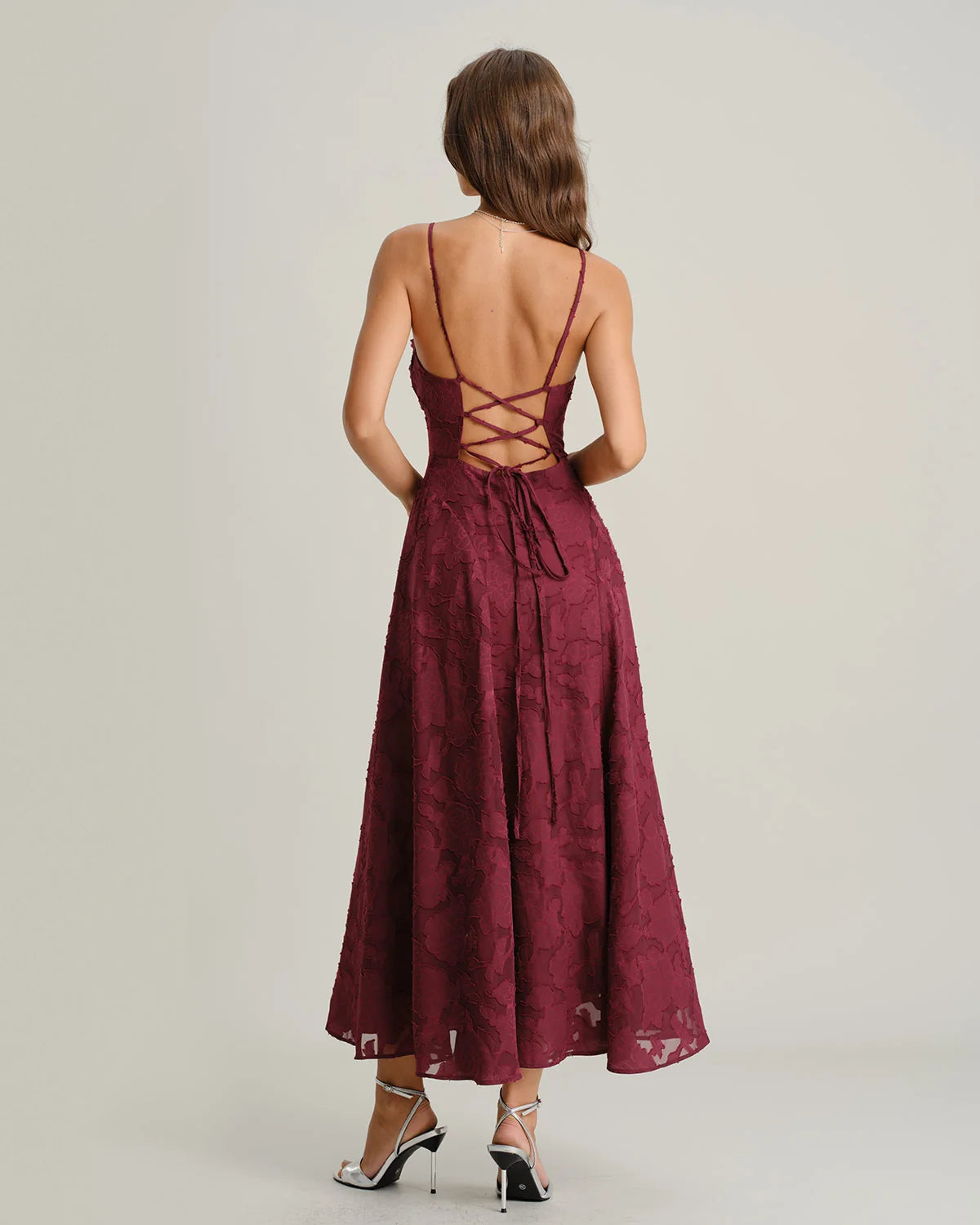 Paola | Vestido midi burdeos de tirantes con textura floral en relieve