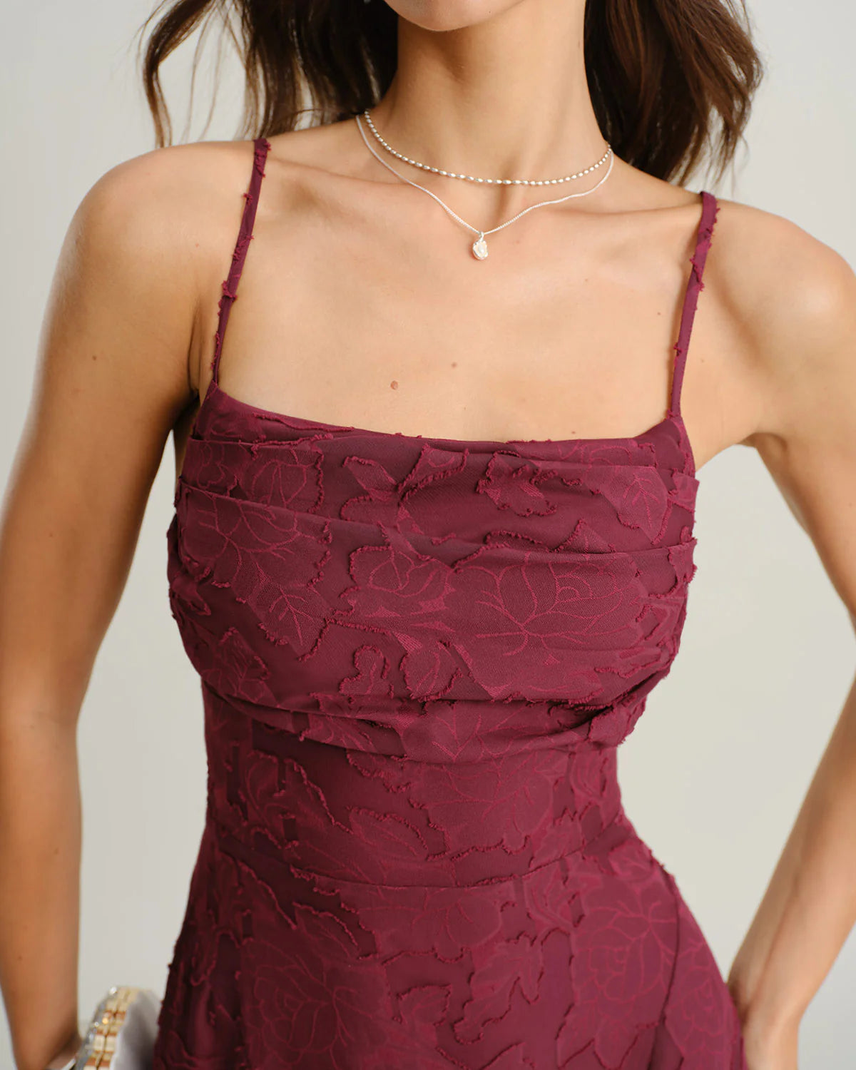 Paola | Vestido midi burdeos de tirantes con textura floral en relieve