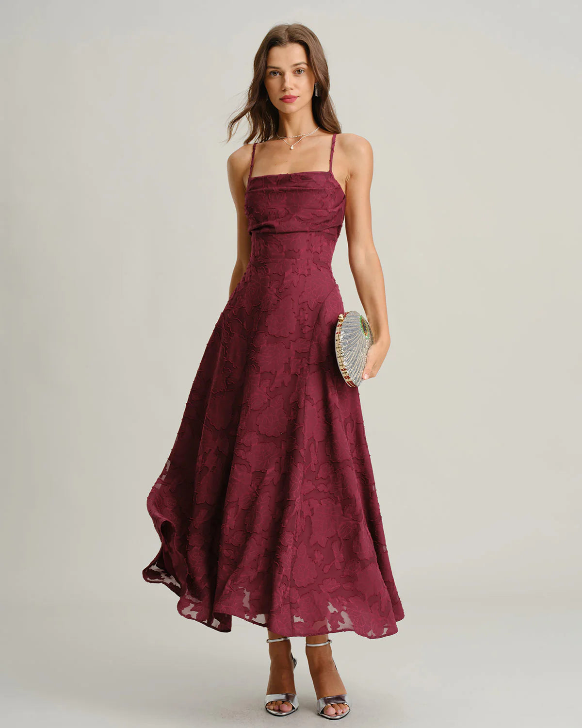 Paola | Vestido midi burdeos de tirantes con textura floral en relieve