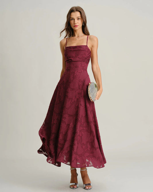 Paola | Vestido midi burdeos de tirantes con textura floral en relieve
