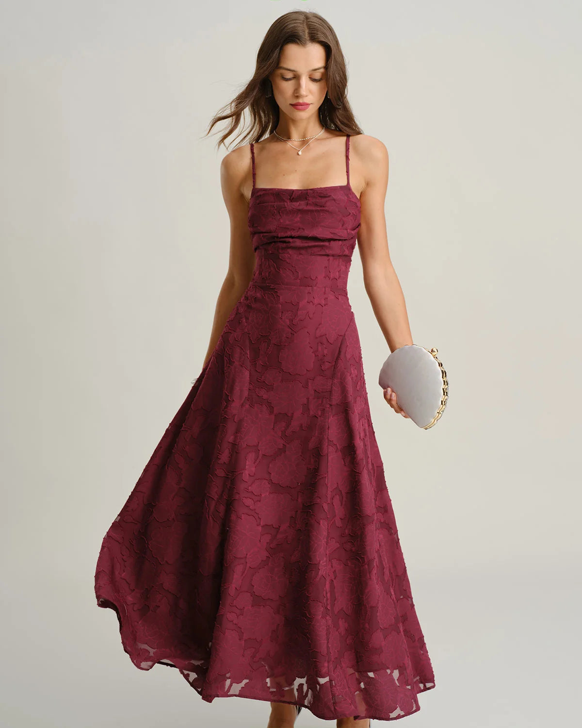 Paola | Vestido midi burdeos de tirantes con textura floral en relieve